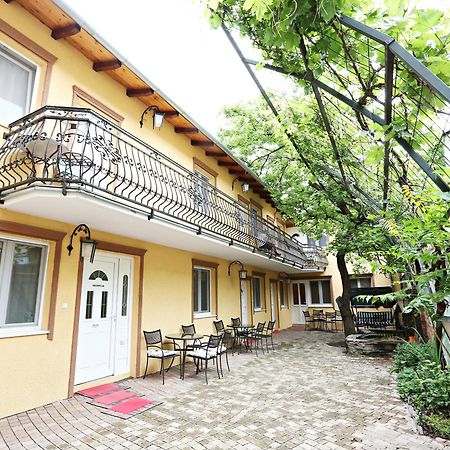 Apartments & Rooms Vienna Osijek Luaran gambar
