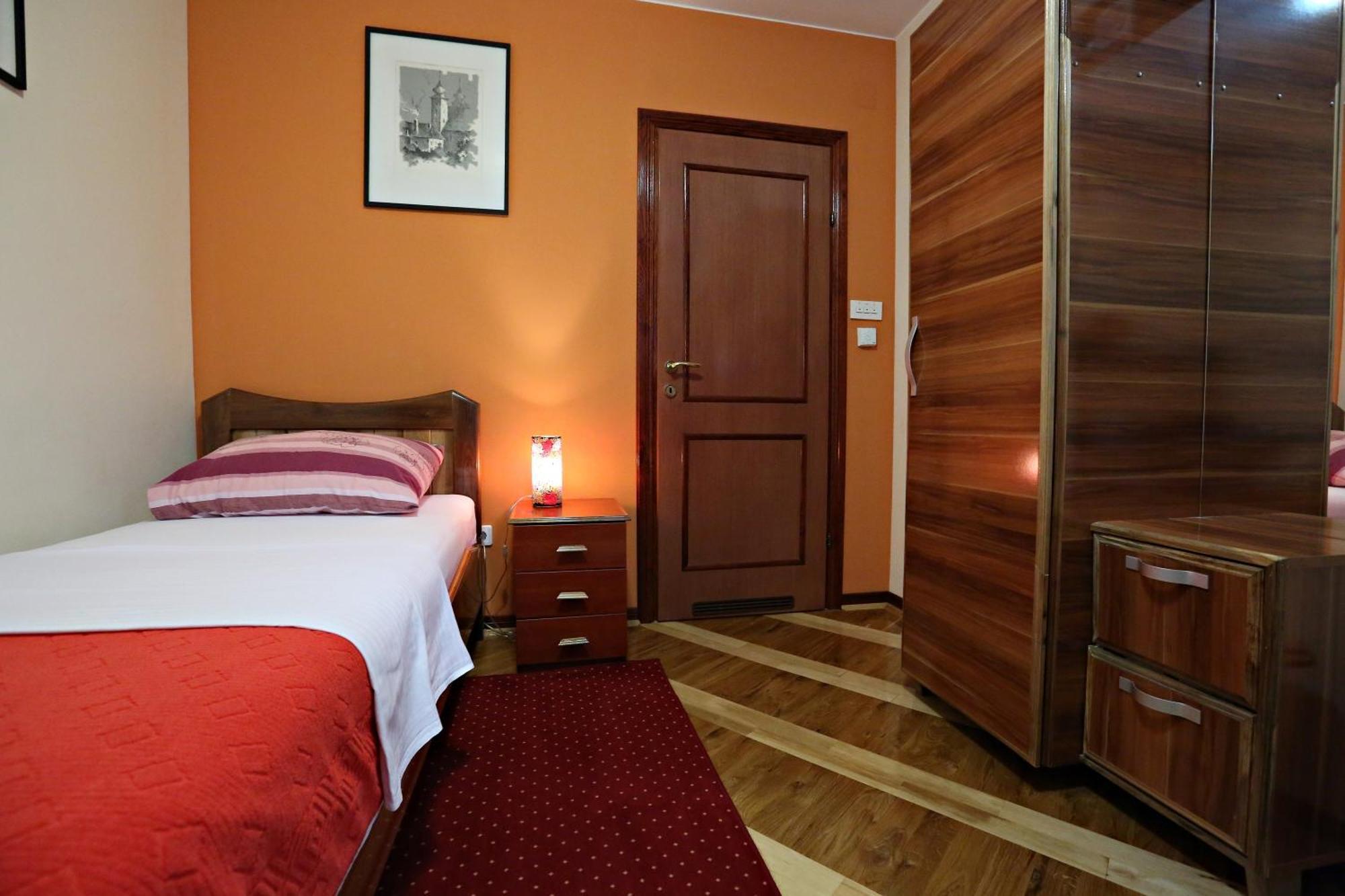 Apartments & Rooms Vienna Osijek Luaran gambar