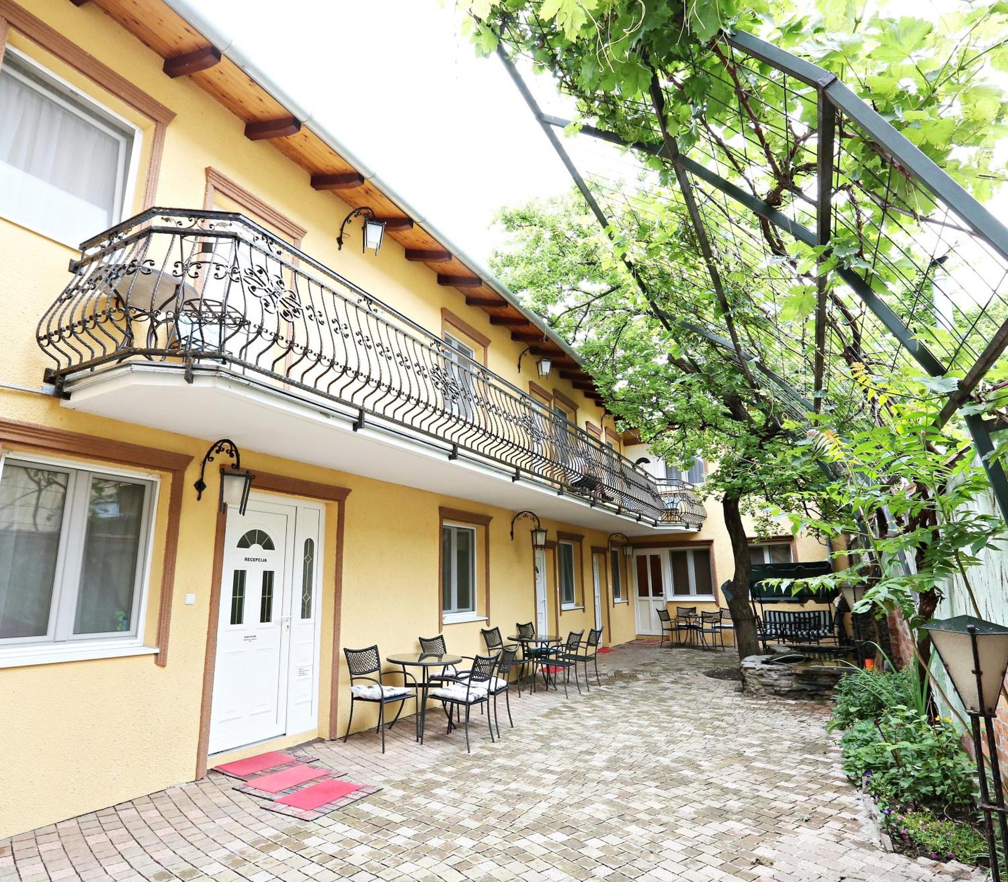 Apartments & Rooms Vienna Osijek Luaran gambar