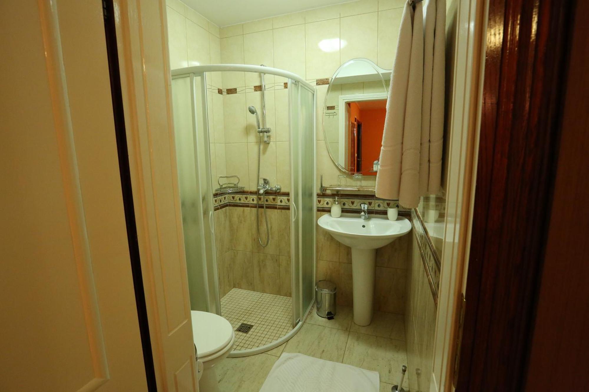 Apartments & Rooms Vienna Osijek Bilik gambar