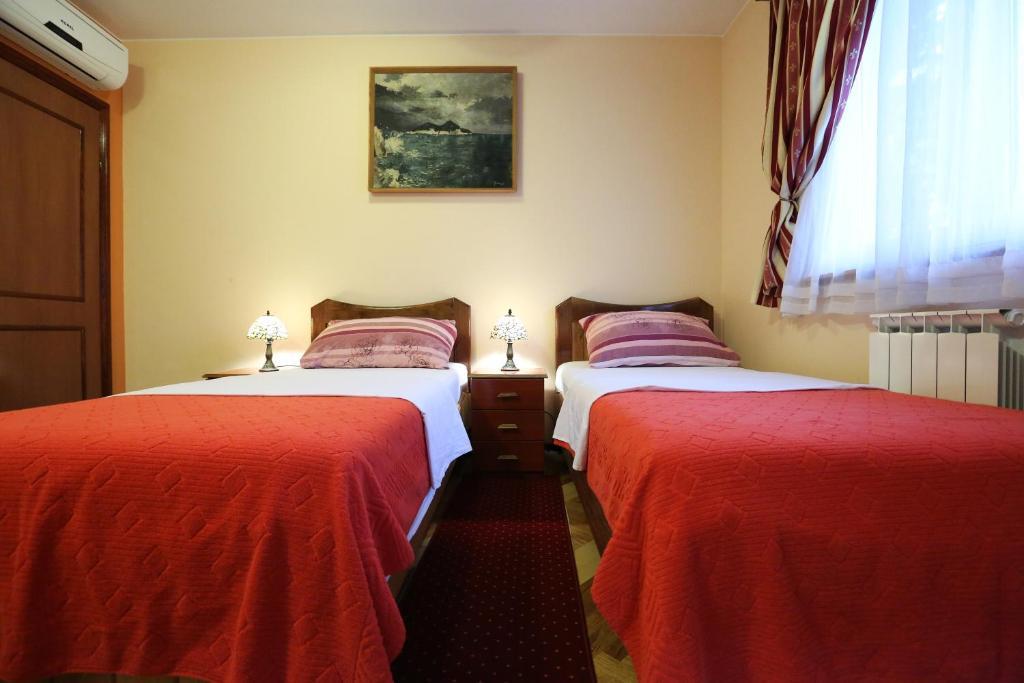 Apartments & Rooms Vienna Osijek Luaran gambar
